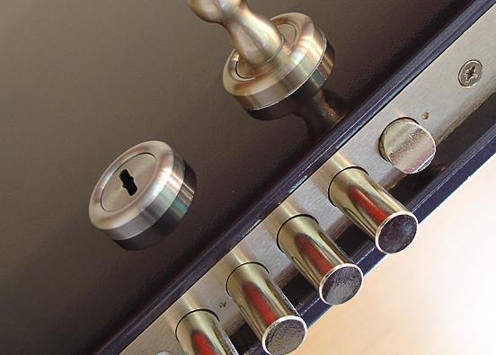 <span style="font-style: italic;">Дверные замки, фурнитура для металлических и межкомнатных дверей на заказ.</span>